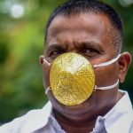 भारतमा एक व्यक्तिले सुनको मास्क लगाउन थाले !