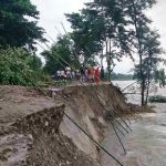 कर्णाली नदीको तटबन्ध भत्कियो, राजापुरका ३ हजारलाई सावधानी अपनाउन आग्रह