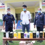 २५ थान अबैध मोबाईल सेटसहित नेपालगञ्जका सोनी पक्राउ