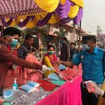 रिक्सा चालक र यात्रुलाई मास्क र कण्डम बितरण