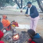 याेग समितिद्वारा साधु-सन्तलाई फलफुल बितरण