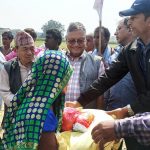 आगलागी पिडितलाई एमालेले बाड्यो राहत सामाग्री