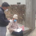 वडा नं १३ का जनप्रतिनिधि डाक्टसहित घरमै पुगेर स्वास्थ्य परामर्श
