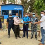 नाकामा खटिएका स्वास्थ्यकर्मी र प्रहरीलाई स्वास्थ्य सामाग्री प्रदान