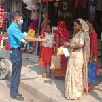 प्रहरीले नेपालगञ्ज बजारमा बाड्यो मास्क