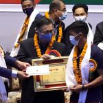 नेपाल फुटबल खेलाडीलाई नगदसहित सम्मान