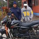 मोटरसाईकल चोरेर भारत लैंजादै गरेका एक युवा पक्राउ