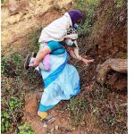 खोप लगाउन जसले बोकेर लगिन् वृद्धालाई