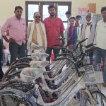 सामुदायिक बिद्यालयमा अध्ययन गर्ने जानकी-५ का छात्रालाई साईकल उपहार