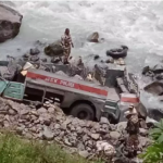 भारतको जम्मु कश्मिरमा पुलिस सवार बस दुर्घटना, ६ जनाको मृत्यु