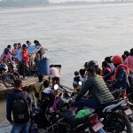 जोखिम मोलेर डुङ्गाको यात्रा गर्नुपर्ने बाध्यता