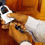 नेत्रबिक्रम चन्दद्वारा घोडाघोडी नगरपालिका कार्यालयमा तालाबन्दी