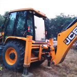 डुडुवा खाेला छेउँमा उत्खनन् गर्दै गरेकाे टिपर र जेसिबी प्रहरीकाे नियन्त्रणमा