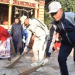 बागेश्वरी मन्दिरको सरसफाई गर्दै डस्टविन हस्तान्तरण