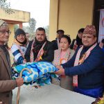 खजुरा-८ मा जेष्ठ नागरिकलाई न्यानाे कम्बल बितरण शुरू