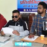 नेपालगन्ज-५ ले टेनिस क्रिकेट प्रतियोगिता गर्दै