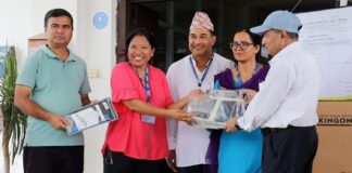 आठ वटा विद्यालयलाई शैक्षिक सामाग्री प्रदान