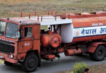 शिल तोडेर डिजेल निकाल्ने अवस्थामा दुई वटा ट्याङ्कर नियन्त्रणमा