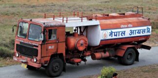 शिल तोडेर डिजेल निकाल्ने अवस्थामा दुई वटा ट्याङ्कर नियन्त्रणमा